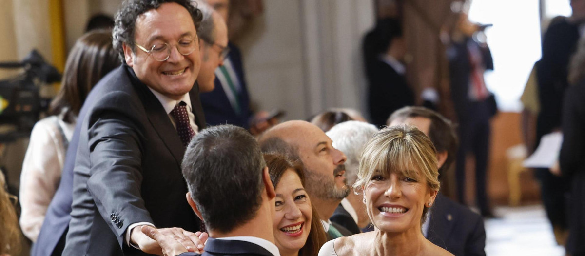El presidente del gobierno, Pedro Sánchez (delante), su esposa, Begoña Gómez (d), el fiscal general del Estado de España, Álvaro García Ortiz (i), y la presidenta del Congreso, Francina Armengol (c)