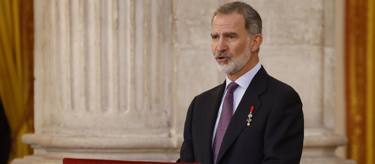 El rey Felipe VI ofrece un discurso con motivo de la imposición de condecoraciones al mérito civil en el Palacio Real