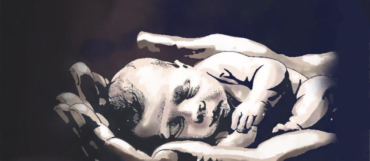 Bebé no nacido en la mano de su mamá