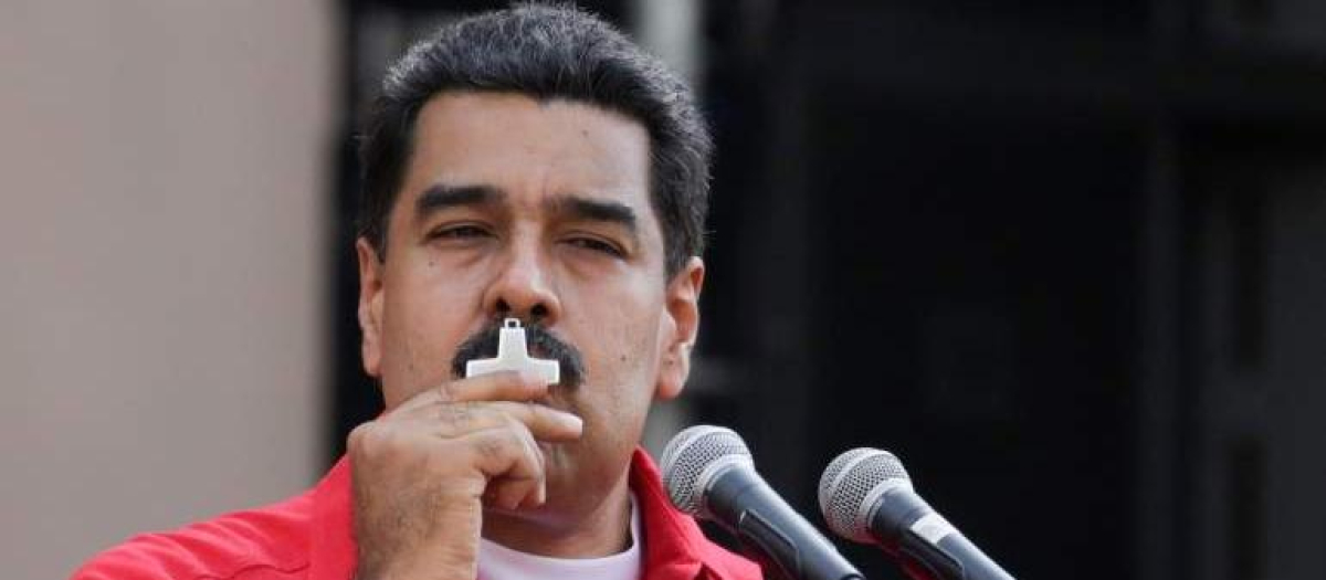 Nicolás Maduro besa una cruz en uno de sus mítines
