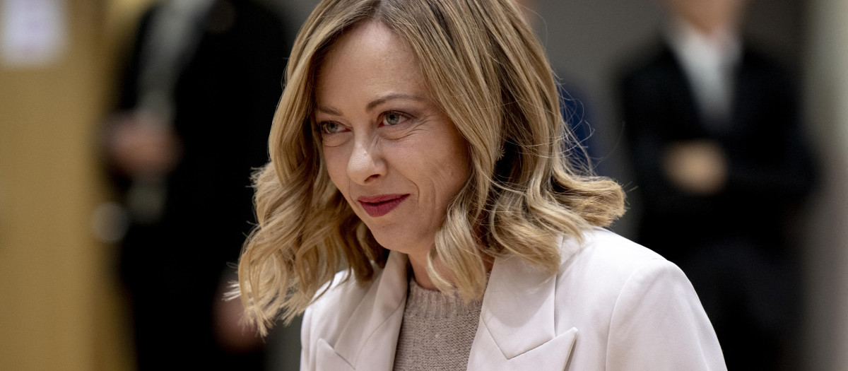 La primera ministra de Italia, Giorgia Meloni, reacciona cuando llega a una cumbre informal de líderes de la UE en Bruselas