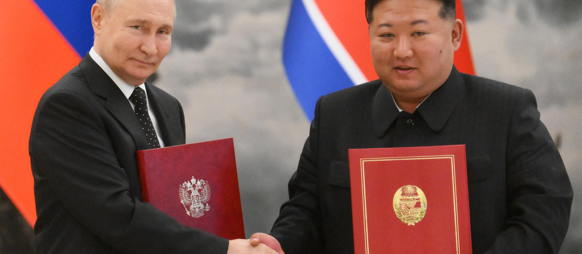 El presidente ruso Vladimir Putin, le da la mano al líder de Corea del Norte, Kim Jong Un