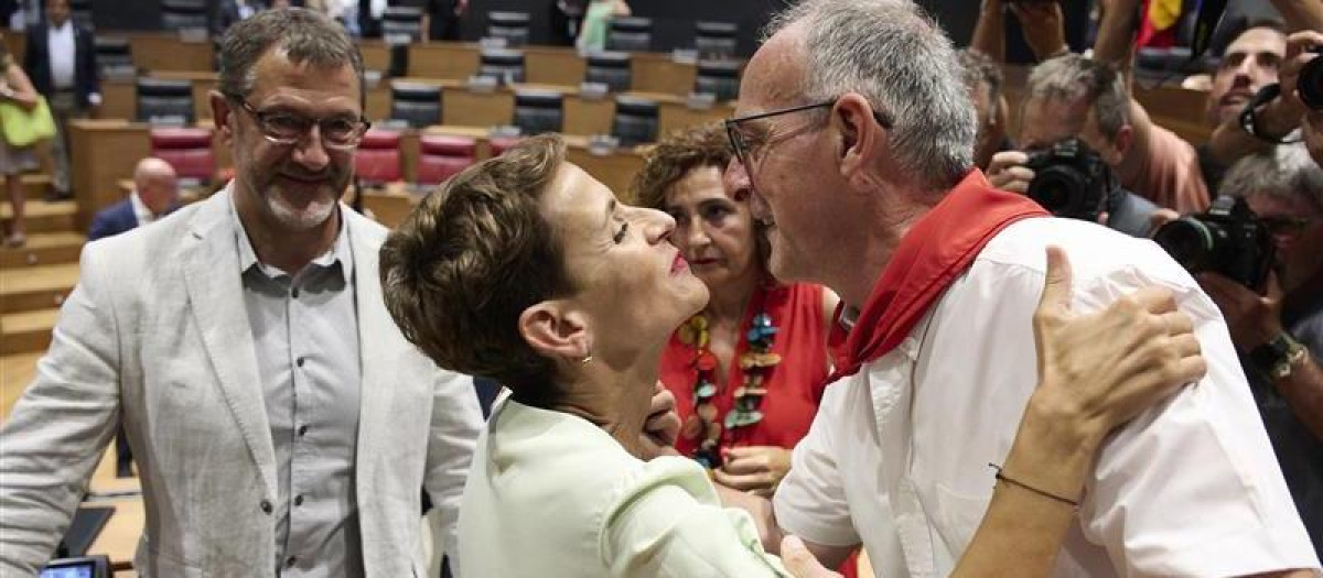 La presidenta de Navarra, María Chivite, saluda al parlamentario de Bildu, Adolfo Aráiz, en la investidura de la primera