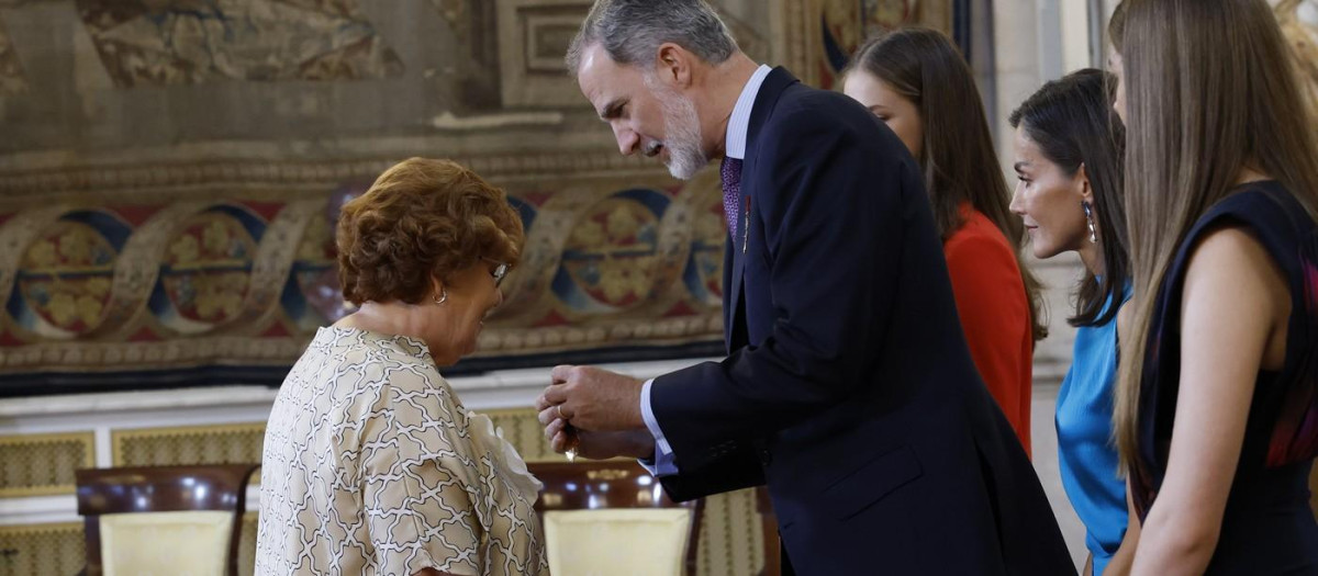 Su Majestad el Rey condecora con la Encomienda del Mérito Civil a Felisa Padilla Muñoz de Melilla

Su Majestad el Rey condecora con la Encomienda del Mérito Civil a Felisa Padilla Muñoz de Melilla

Su Majestad el Rey condecora con la Encomienda del Mérito Civil a Felisa Padilla Muñoz de Melilla

Su Majestad el Rey condecora con la Encomienda del Mérito Civil a Felisa Padilla Muñoz de Melilla