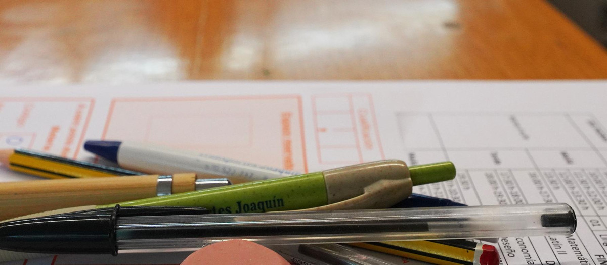 Boligros y lápices encima de una examen