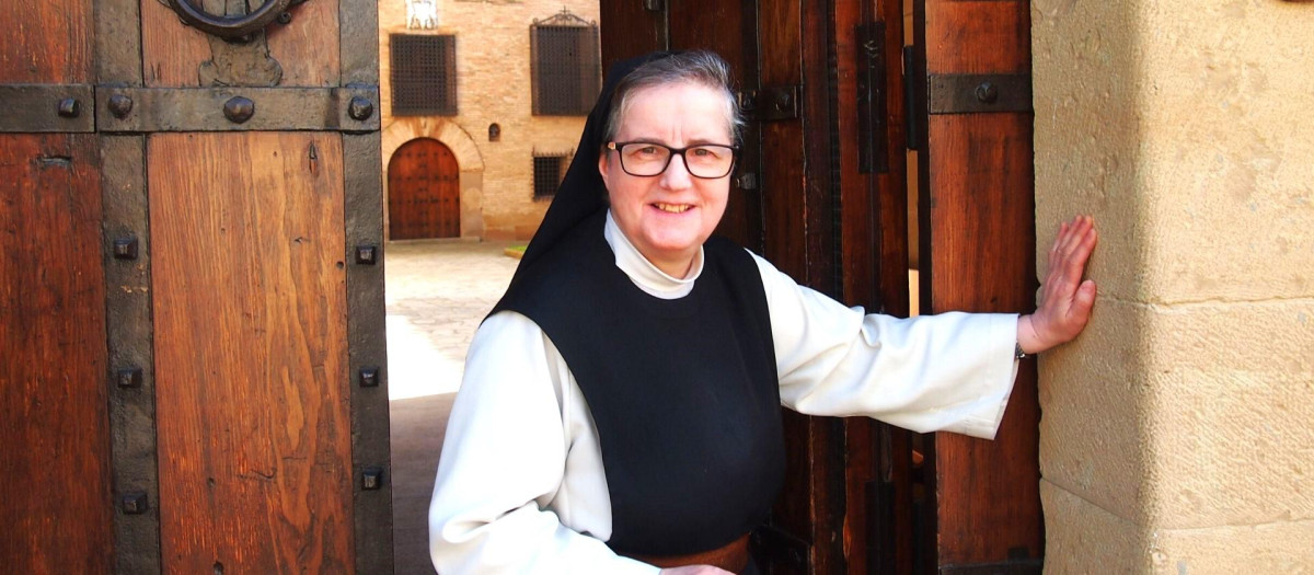 Una religiosa cisterciense recibe a los visitantes en el monasterio navarro de Tulebras