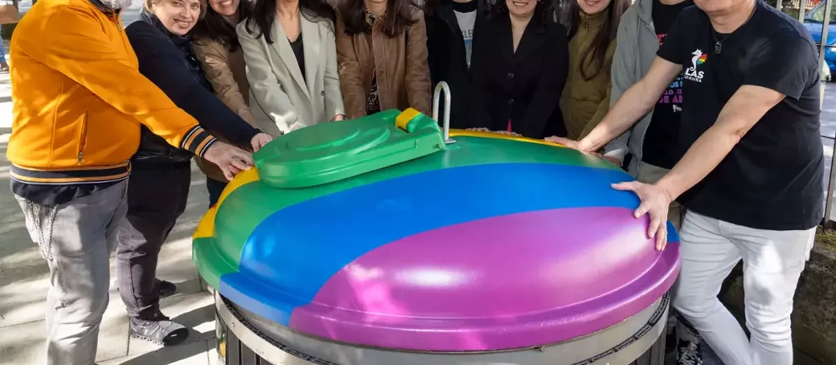 Contenedor de La Coruña pintado por el Ayuntamiento