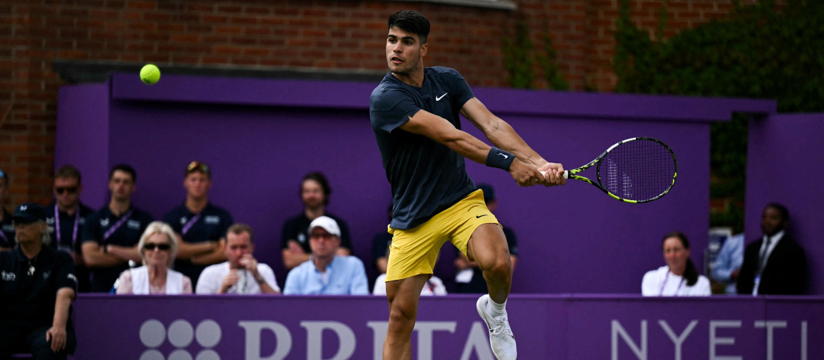 Carlos Alcaraz durante su primer partido en el torneo de Queen's