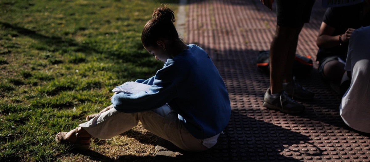 Una estudiante repasa apuntes antes de iniciar los exámenes del primer día de la Evaluación de Acceso a la Universidad, en la Universidad Autónoma de Madrid