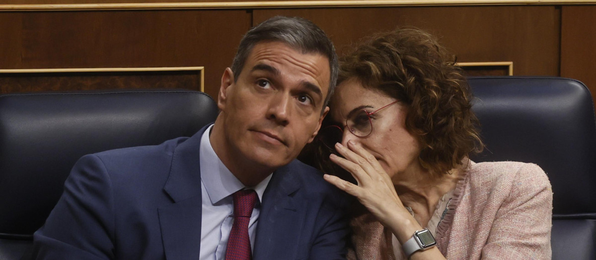 Pedro Sánchez y María Jesús Montero en el Pleno de este jueves en el Congreso