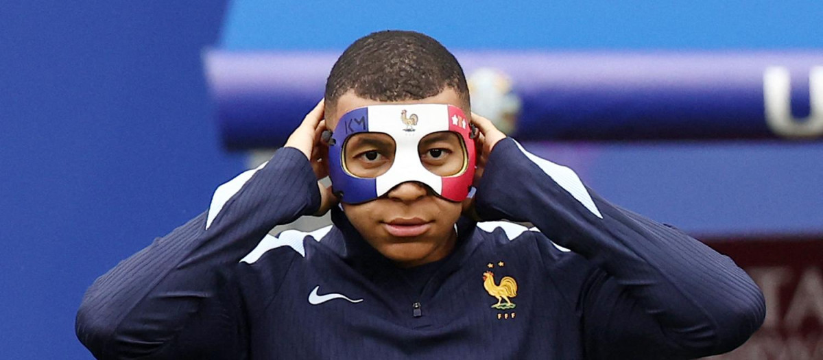 Kylian Mbappé ha lucido la máscara de protección facial durante el entrenamiento con Francia