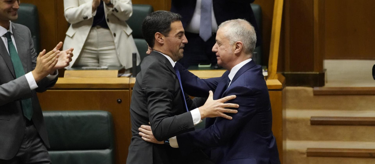 El recién elegido lendakari de la XIII legislatura, Imanol Pradales, saluda al lendakari saliente, Iñigo Urkullu