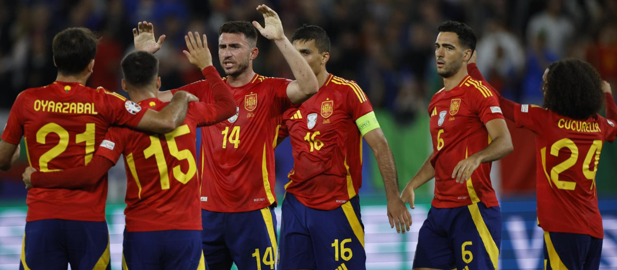 Los jugadores de la selección española de fútbol celebran la victoria