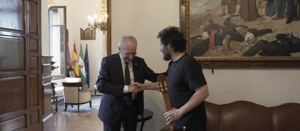 "¿Ensayando el pregón?", bromea el alcalde con el artista