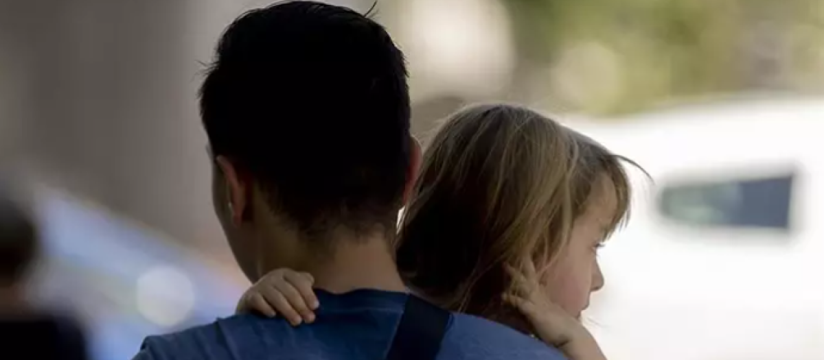 Un padre con su hija en el Parque del Retiro, Madrid