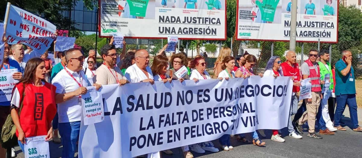 Marcha a pie en protesta contra los recortes sanitarios.
