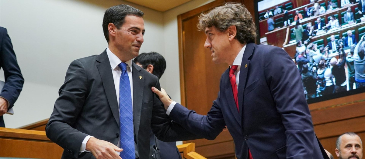 El candidato del PNV a lehendakari, Imanol Pradales (i), y el secretario general del PSE-EE, Eneko Andueza (d)