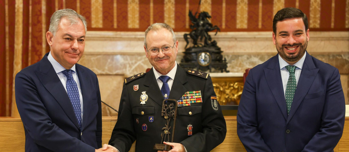 El alcalde de Sevilla, José Luis Sanz, y Alberto Jiménez-Becerril hijo entregan el premio a la Policía Nacional