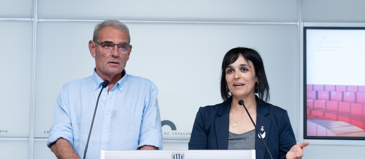 El diputado de Aliança Catalana, Ramón Abad, y la cabeza de lista de Aliança Catalana, Silvia Orriols, ofrecen una rueda de prensa tras reunirse con el presidente del Parlament durante una ronda de consultas para proponer un candidato a la Presidencia de la Generalitat, en el Parlament, a 18 de junio de 2024, en Barcelona, Catalunya (España). El president del Parlament de Catalunya ha abierto hoy su ronda de consultas con los líderes parlamentarios para proponer un candidato a la Presidencia de la Generalitat de cara al primer debate de investidura previsto para el 25 de junio.
18 JUNIO 2024;BARCELONA;CATALUNYA;PRESIDENT DEL PARLAMENT;REUNIONES;CANDIDATO A GENERALITAT
David Zorrakino / Europa Press
18/6/2024