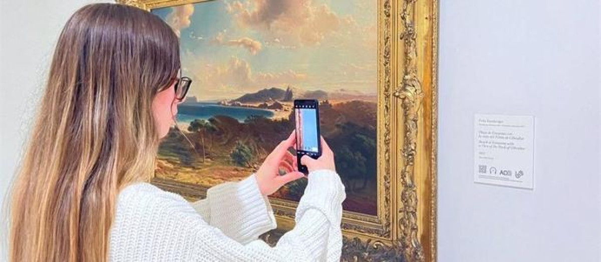 A través del teléfono móvil, los visitantes podrán acceder a las guías adaptadas ofrecidas por la pinacoteca