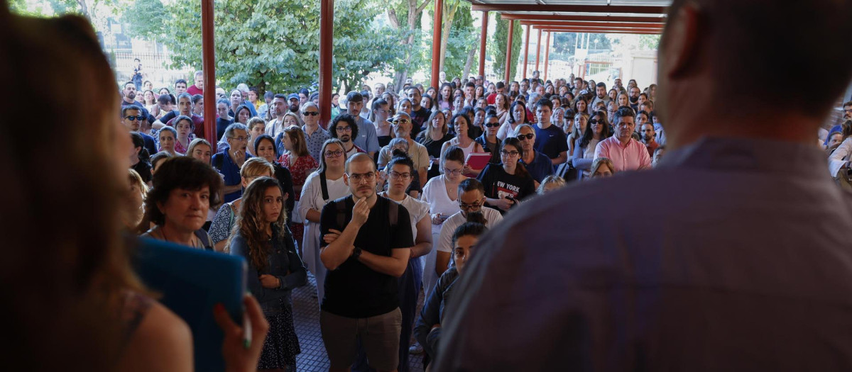 Varias personas esperan a las puertas del IES África en Fuenlabrada, Madrid, momentos antes de comenzar sus exámenes