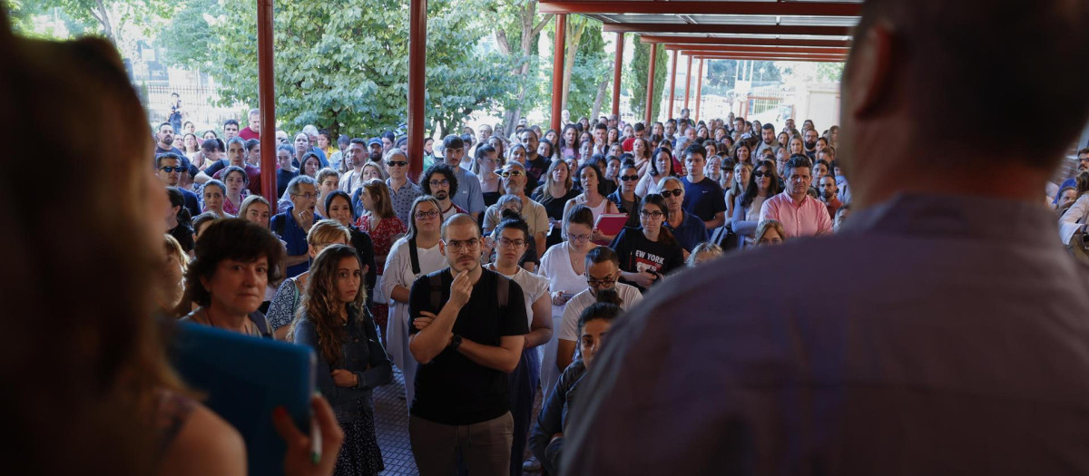 Varias personas esperan a las puertas del IES África en Fuenlabrada, Madrid, momentos antes de comenzar sus exámenes