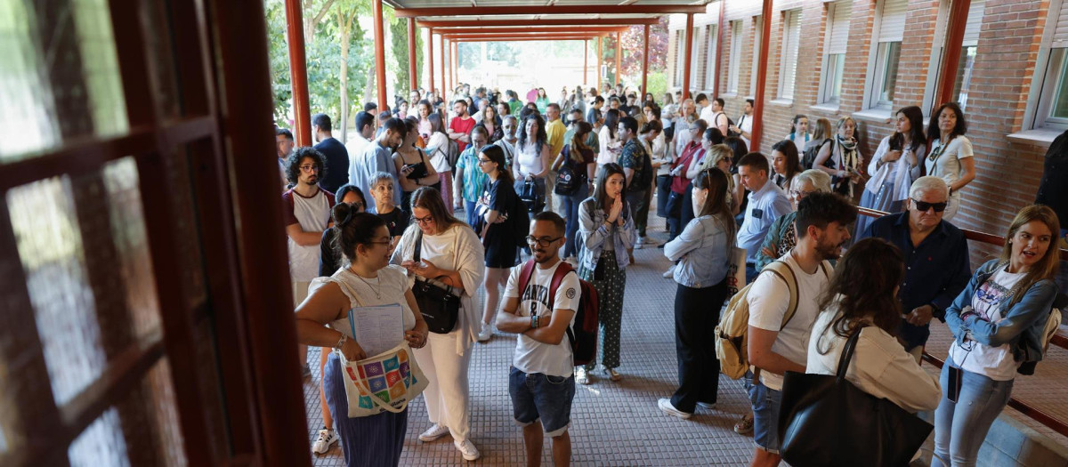 Algunos profesores minutos antes de entrar el centro escolar para comenzar las pruebas