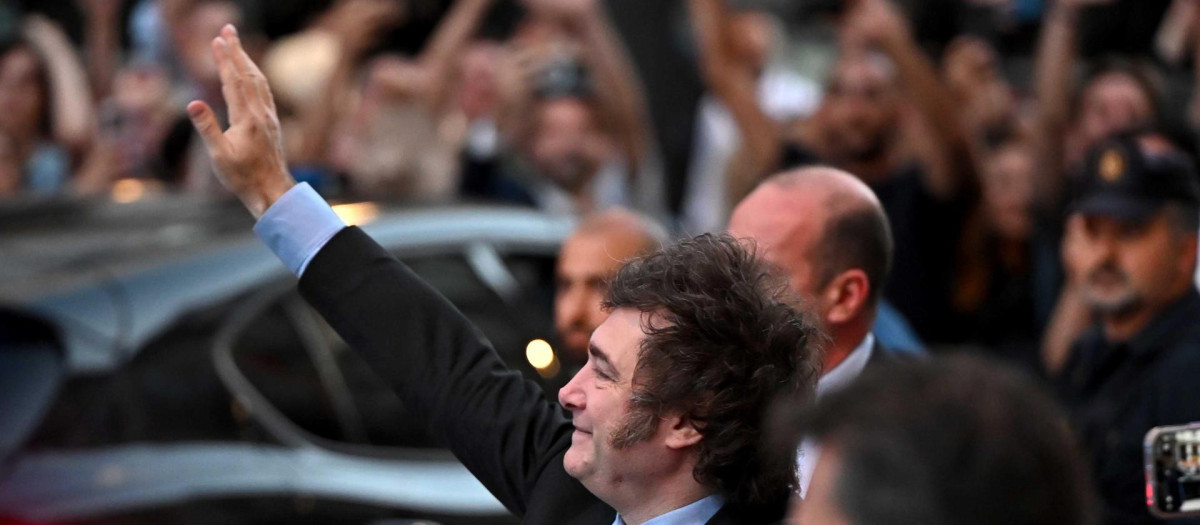 El presidente argentino, Javier Milei (c), este viernes a su llegada al Casino de Madrid, donde recoge el premio del Instituto Juan de Mariana