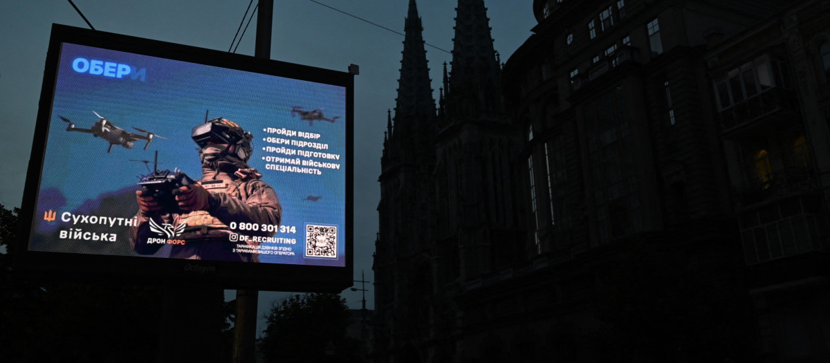 Cartel de reclutamiento de las Fuerzas Militares de Ucrania, en Kiev