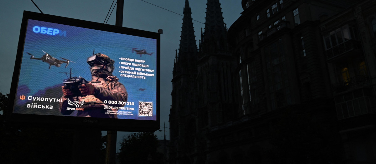 Cartel de reclutamiento de las Fuerzas Militares de Ucrania, en Kiev