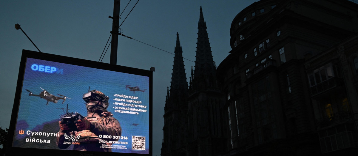 Cartel de reclutamiento de las Fuerzas Militares de Ucrania, en Kiev