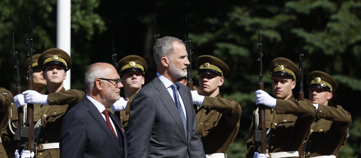 El Rey y el presidente de Estonia, Alar Karis, pasan revista a las tropas a su llegada a Tallín