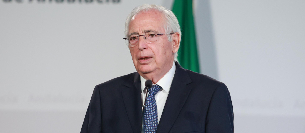 El presidente de Melilla, Juan José Imbroda, interviene tras haber mantenido una reunión con el presidente de la Junta de Andalucía, Juanma Moreno