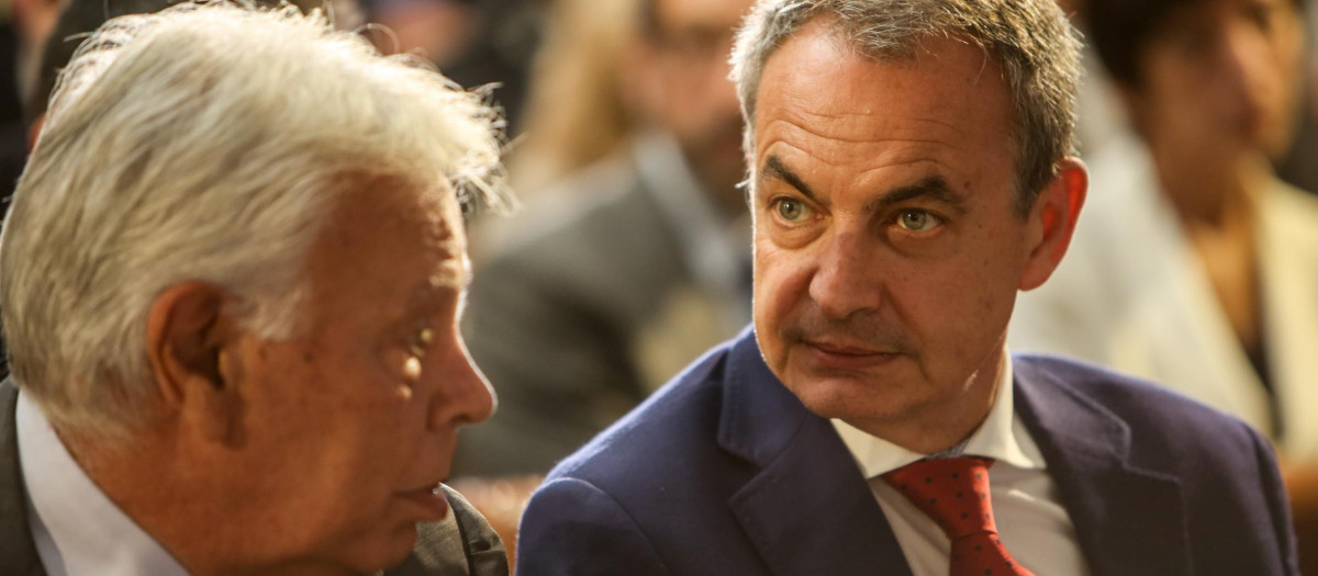 Los expresidentes del Gobierno Felipe González y José Luis Rodríguez Zapatero