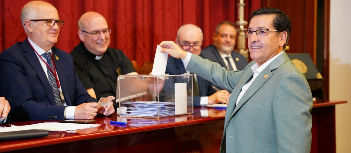 Gregorio Espejo, en el momento de depositar su voto