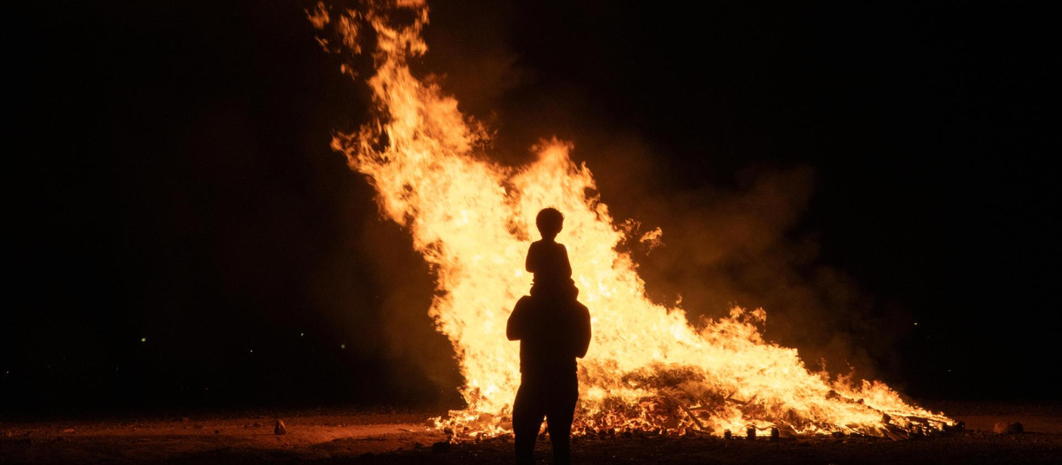 Una de las hogueras encendidas en el Barrio de Majada Marcial, Fuerteventura, durante la celebración hoy Domingo de la tradicional Noche de San Juan