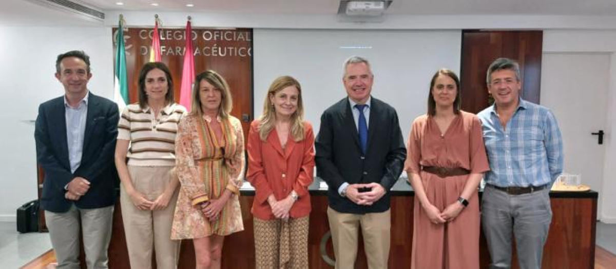 Marina Álvarez, directora de la Unidad Radiodiagnóstico y Cáncer de Mama del Hospital Universitario Reina Sofía; y Rafael Casaño, presidente del Colegio de Farmacéuticos de Córdoba, en el centro, junto al resto de profesionales que han impartido el curso a los farmacéuticos cordobeses