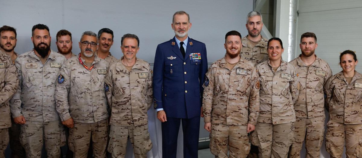 El Rey, con los militares a los que ha visitado este lunes en la Base Aérea Siauliai (Lituania)