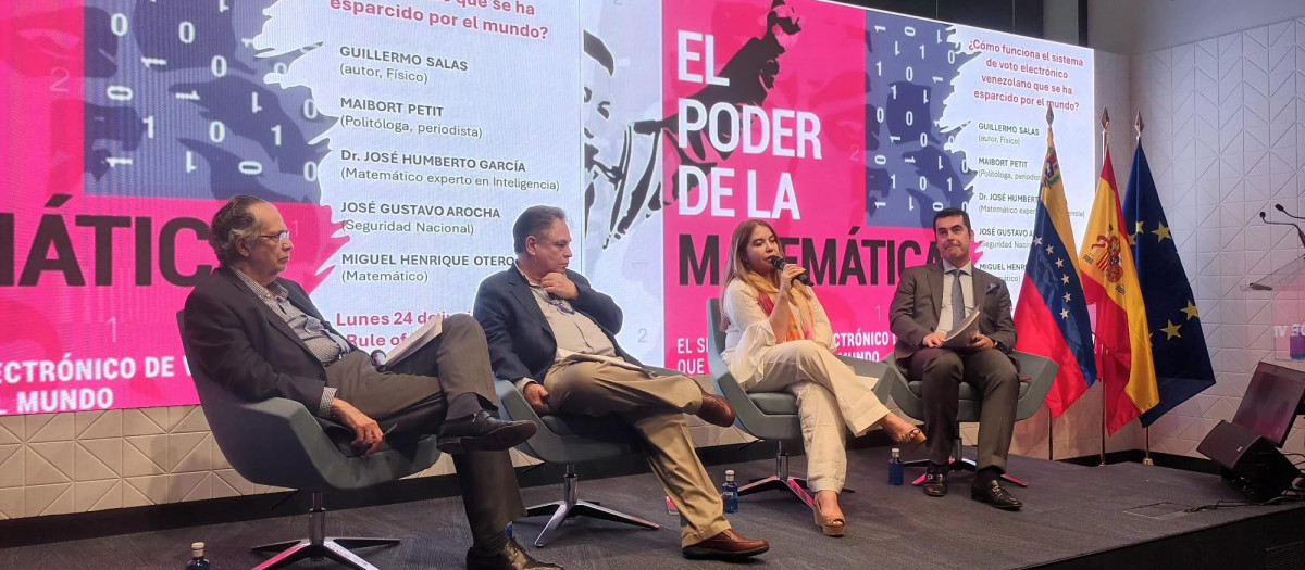 Panelistas de la presentación del libro El poder la matemática de Guillermo Salas