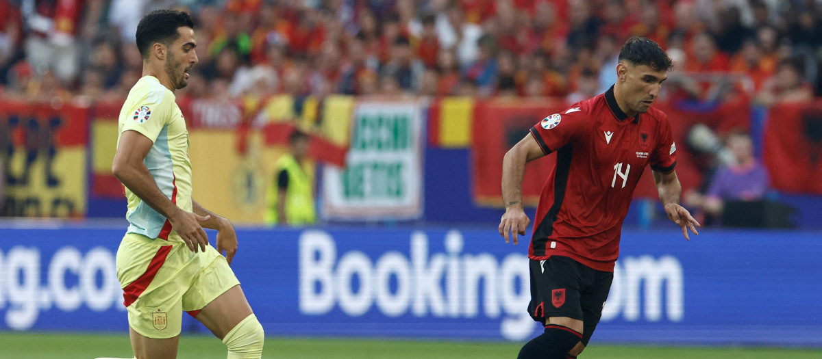 Mikel Merino lucha por una pelota en el partido ante Albania