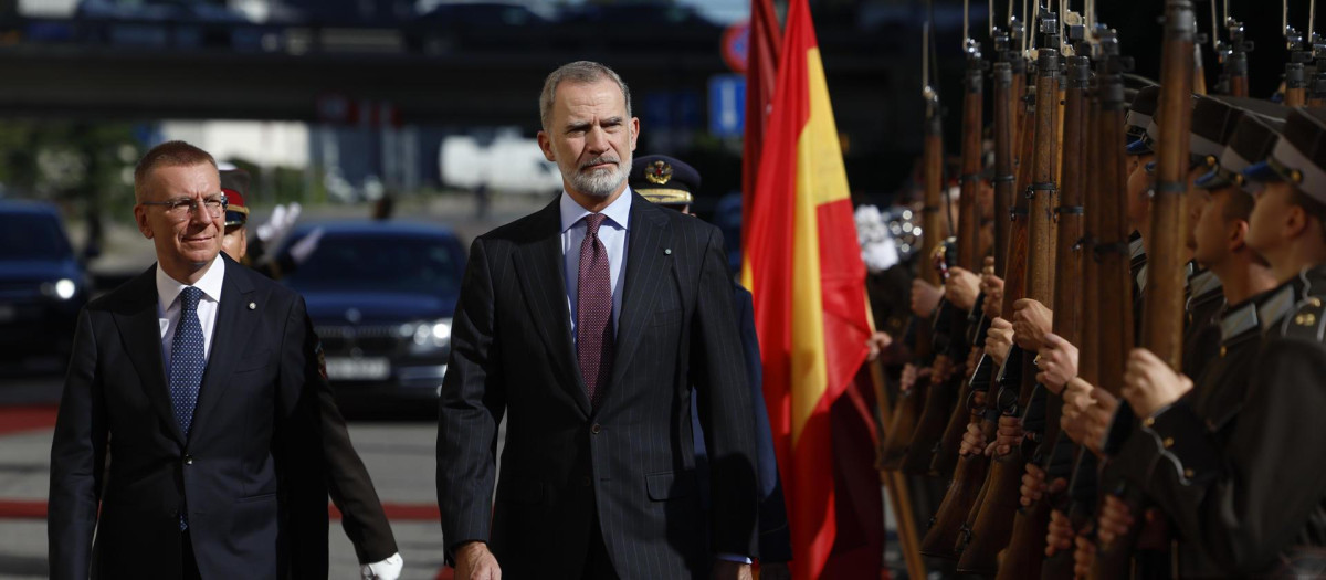El Rey y el presidente de Letonia, Edgars Rinkevics, en la ceremonia de bienvenida en Riga