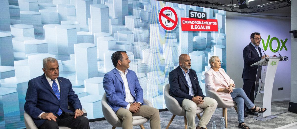 Portavoces de Vox en varios municipios, junto al portavoz nacional del partido en rueda de prensa