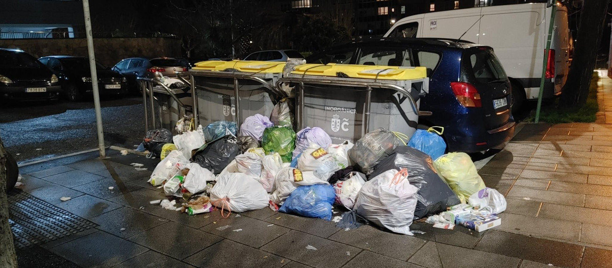 Basura acumulada en unos contenedores de La Coruña, en una imagen de archivo