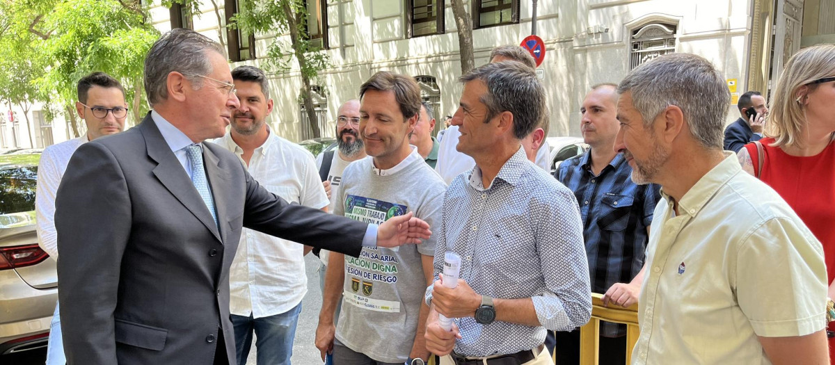 Los representantes policiales hablan con el número 3 de Marlaska