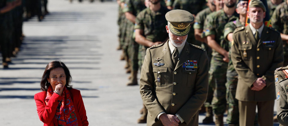 El Rey y la ministra de Defensa, Margarita Robles, en la base de Adazi