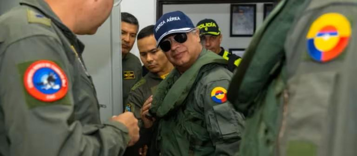 Gustavo Petro vestido y rodeado de militar