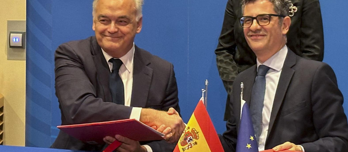 El ministro de Presidencia, Justicia y Relaciones con las Cortes, Félix Bolaños (d), y el vicesecretario del Partido Popular (PP), Esteban González Pons (i), firman el acuerdo para la renovación del Consejo General del Poder Judicial (CGPJ)