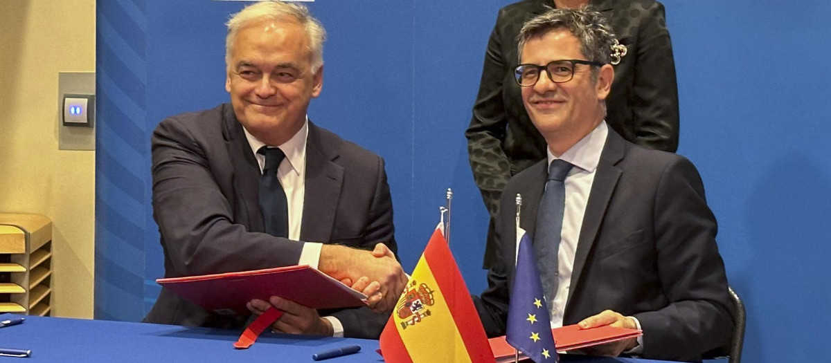 El ministro de Presidencia, Justicia y Relaciones con las Cortes, Félix Bolaños (d), y el vicesecretario del Partido Popular (PP), Esteban González Pons (i), firman el acuerdo para la renovación del Consejo General del Poder Judicial (CGPJ)