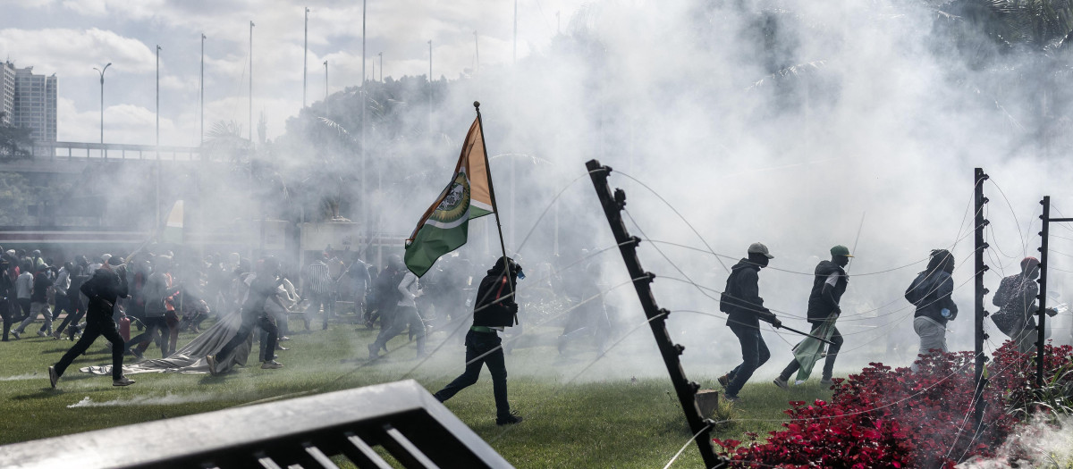 Manifestantes corren para refugiarse dentro del recinto del Parlamento de Kenia