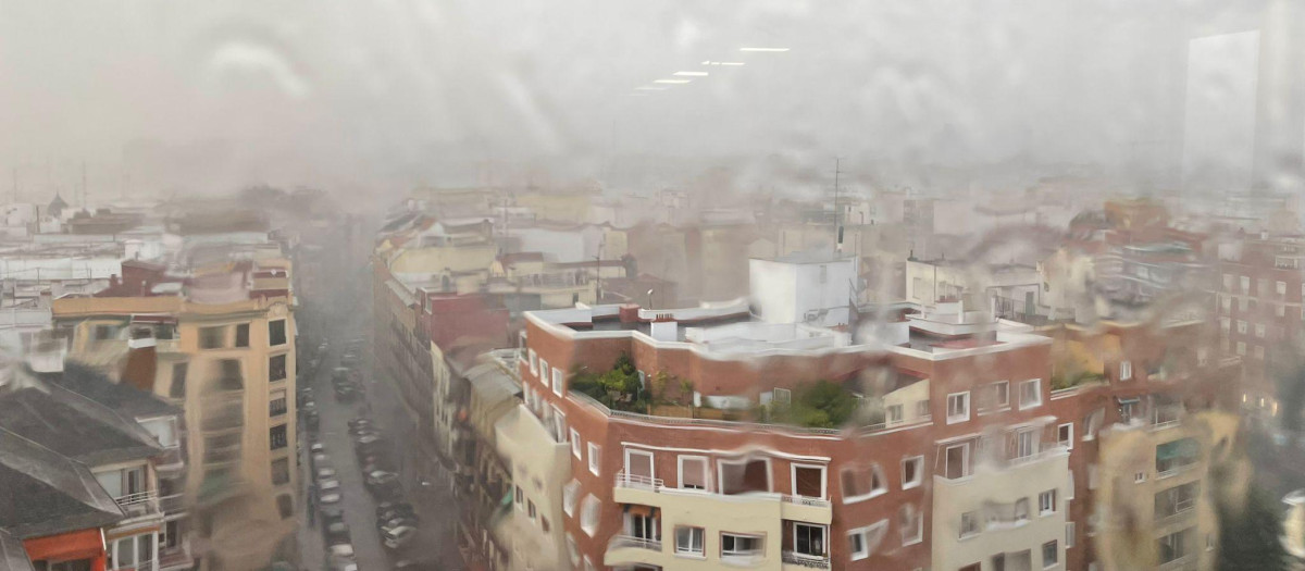 Una fuerte lluvia ha sorprendido a los madrileños